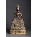 Buddha Maravijaya assis sur un socle étagé lotiforme couvert d' une double [...]