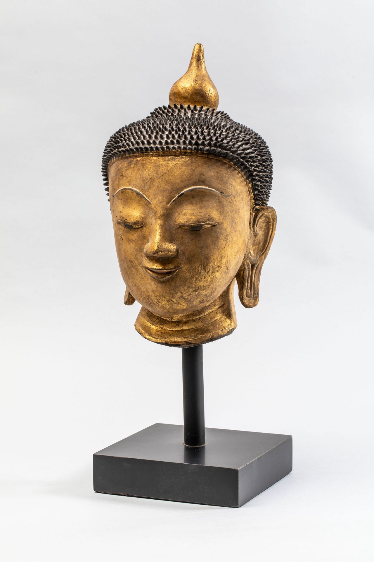 Tête de Buddha à l'expression sereine. Laque sec doré. Birmanie. Fin 19 ème [...] - Bild 4 aus 4