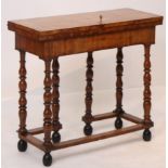 TABLE DE CHANGEUR XVIIè En noyer et placage de noyer, à décor de filets et de [...]