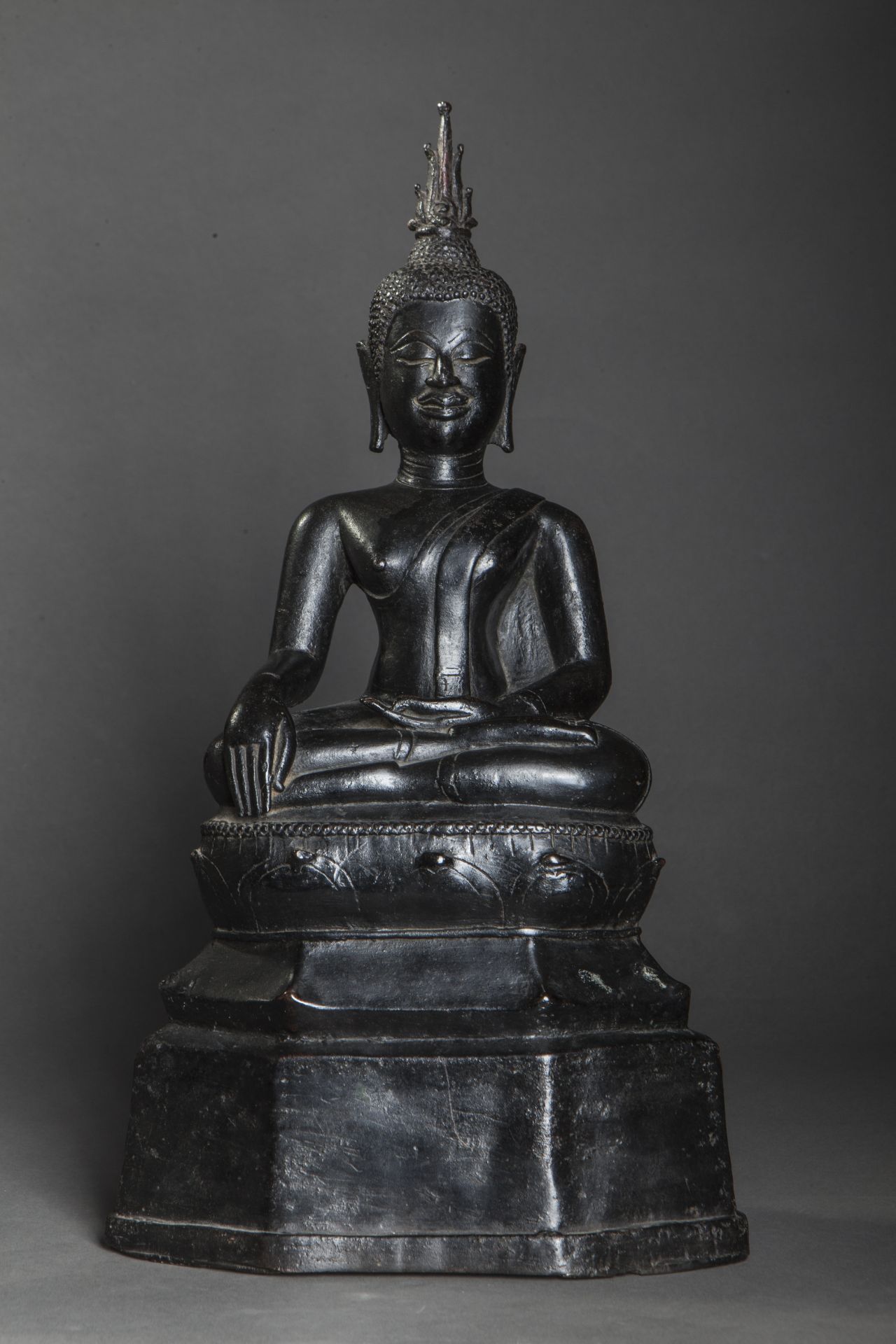Buddha Maravijaya assis en virasana sur un haut socle lotiforme, la main droite en [...]