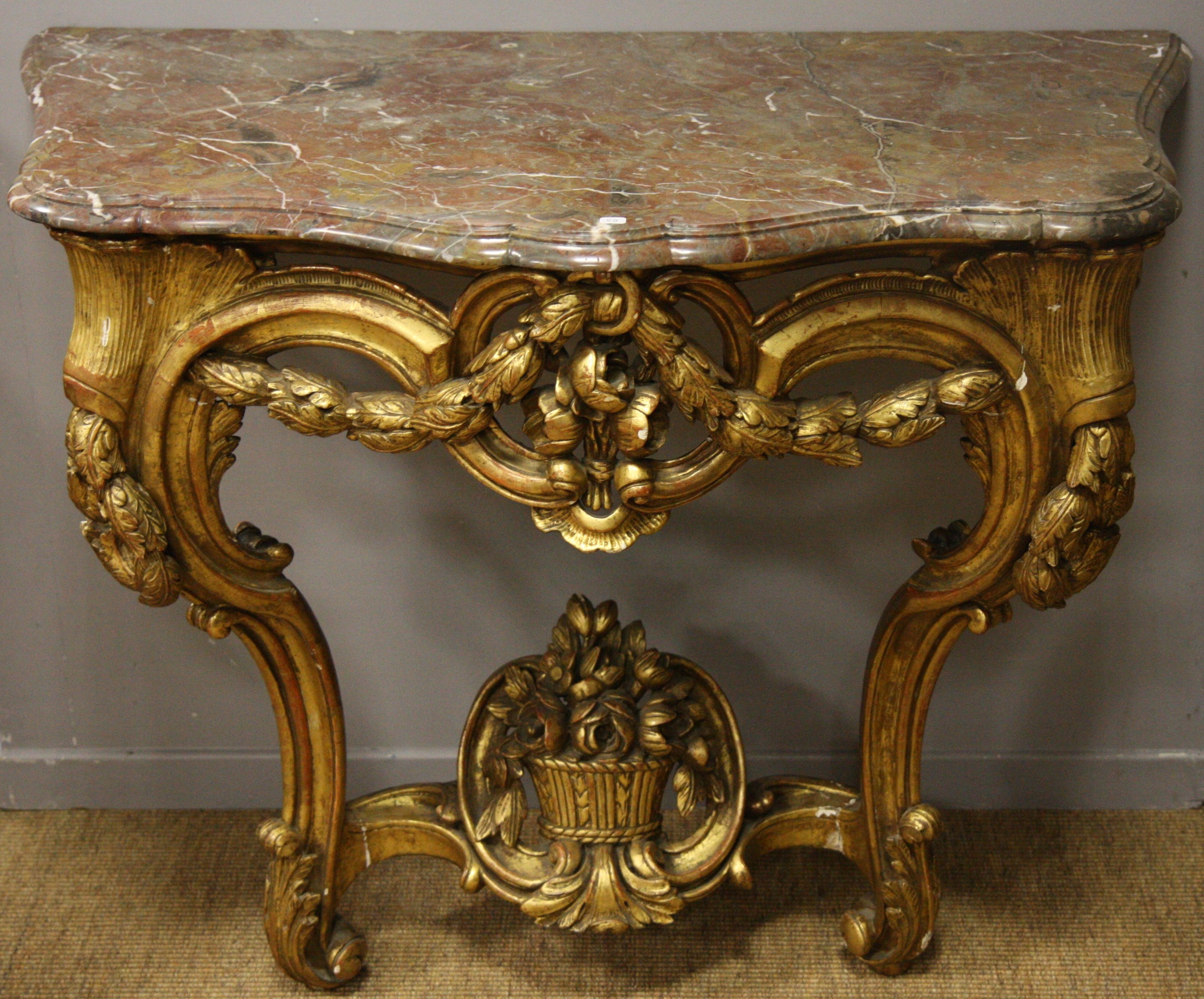 CONSOLE EN BOIS DORE LOUIS XV En bois doré et sculpté, galbée en façade et sur [...]