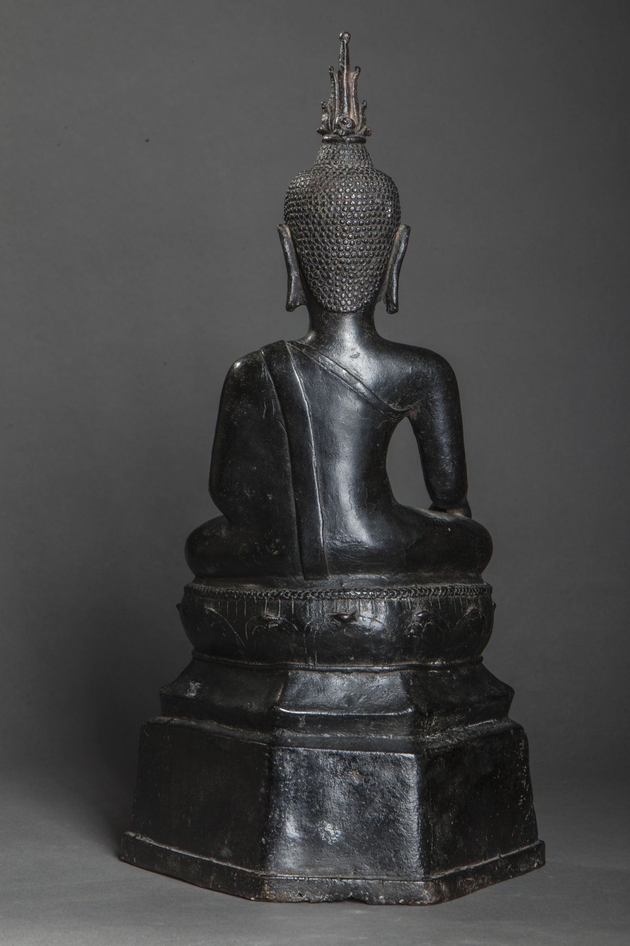 Buddha Maravijaya assis en virasana sur un haut socle lotiforme, la main droite en [...] - Bild 2 aus 4