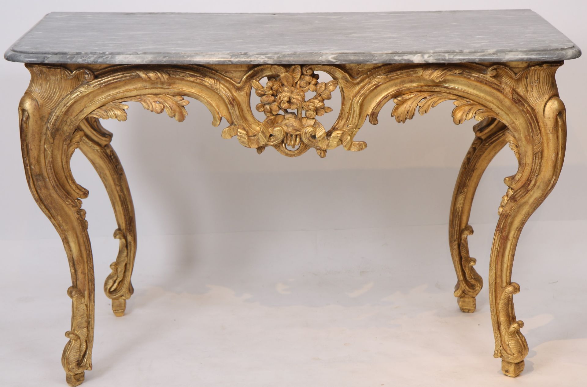 TABLE A GIBIER AIXOISE EN BOIS DORE ROCAILLE XVIIIè En bois doré et sculpté à [...] - Bild 3 aus 5