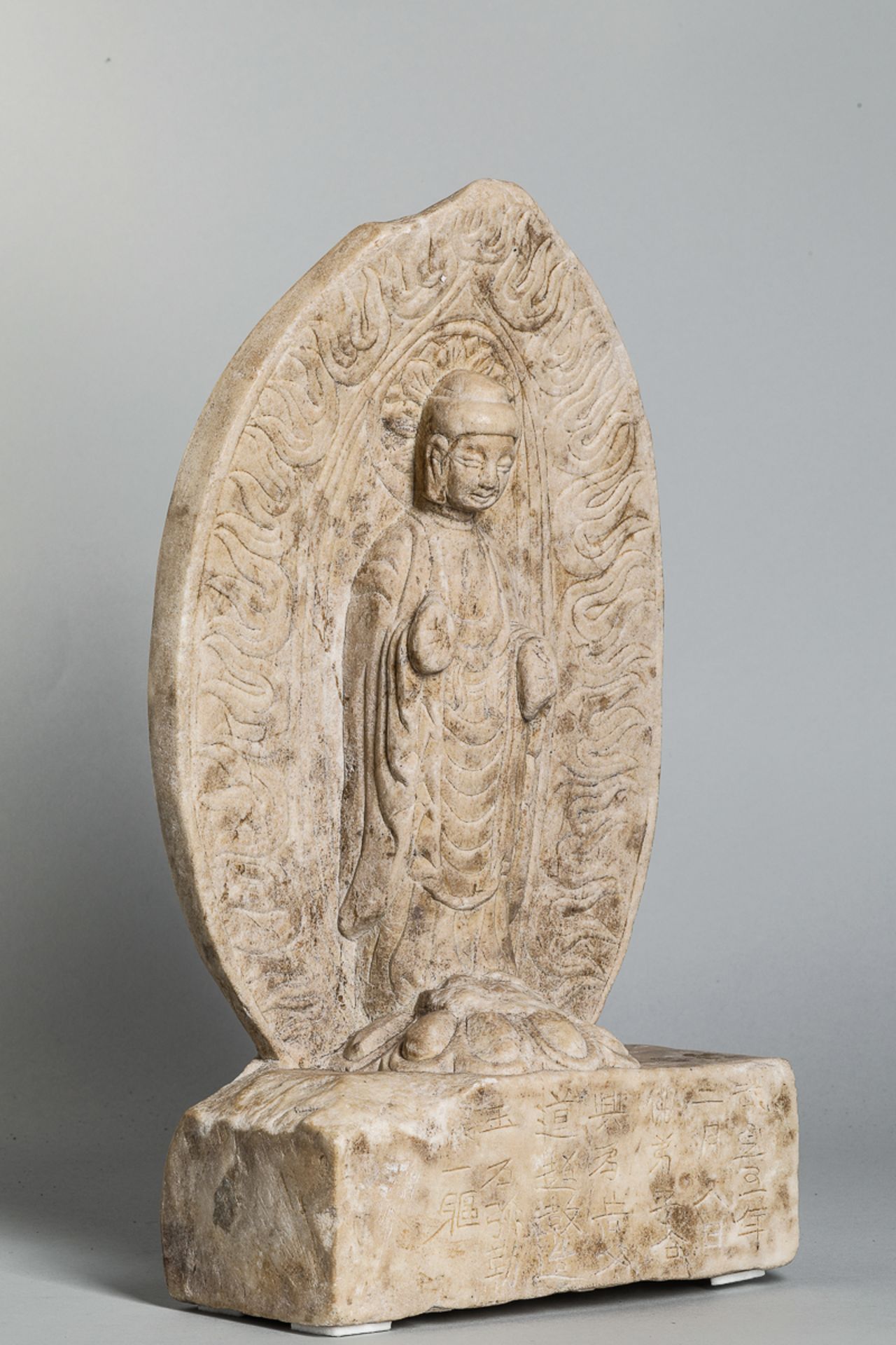 Stèle illustrant Buddha debout sur un tertre quadrangulaire les pieds reposant sur [...] - Bild 2 aus 5
