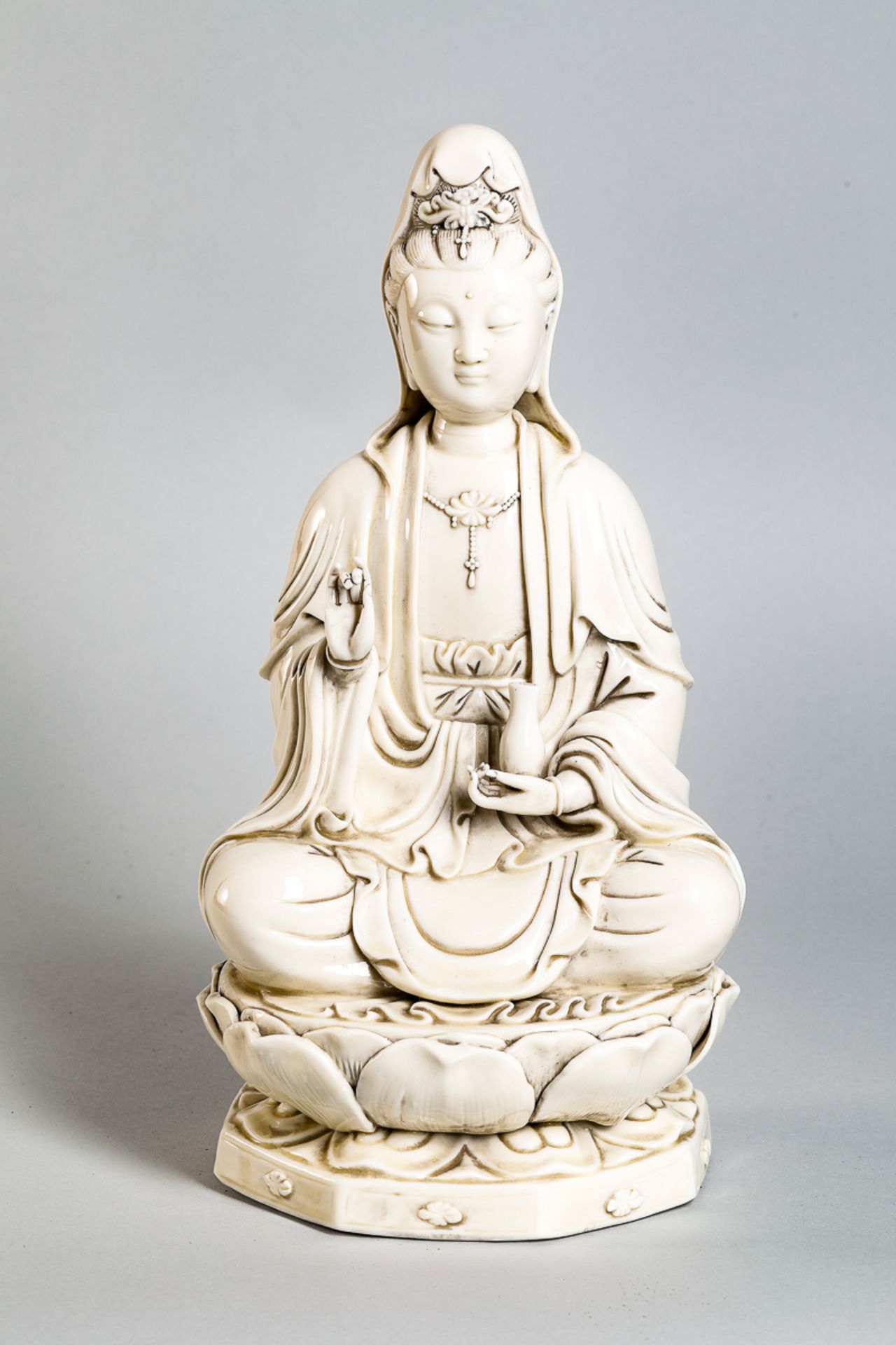 Le Boddhisattva Kwan yin assis en méditation sur un socle lotiforme à double [...]