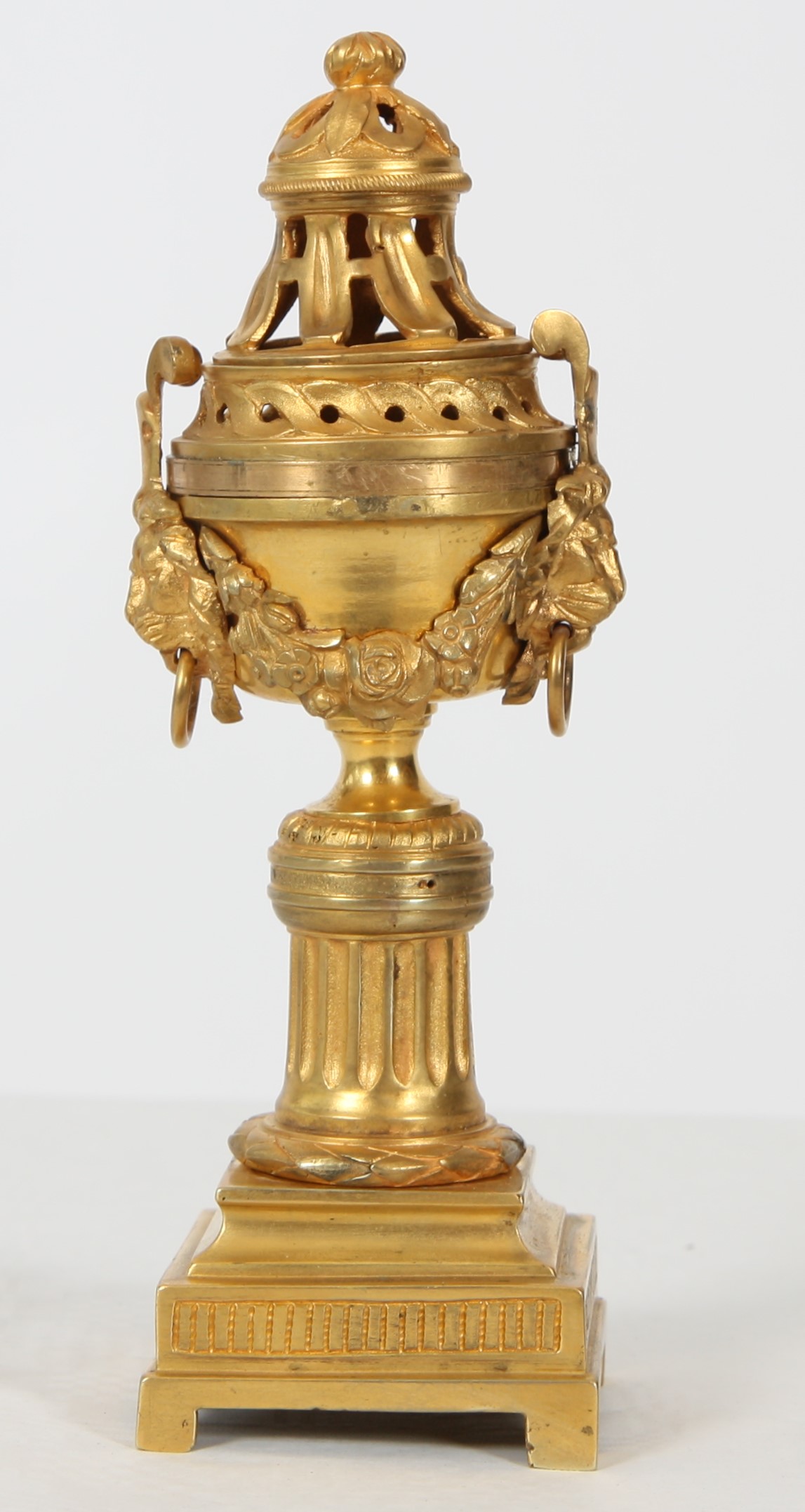 PETIT BRULE PARFUM EN BRONZE DORE LOUIS XVI En bronze doré. Epoque XVIIIème [...]