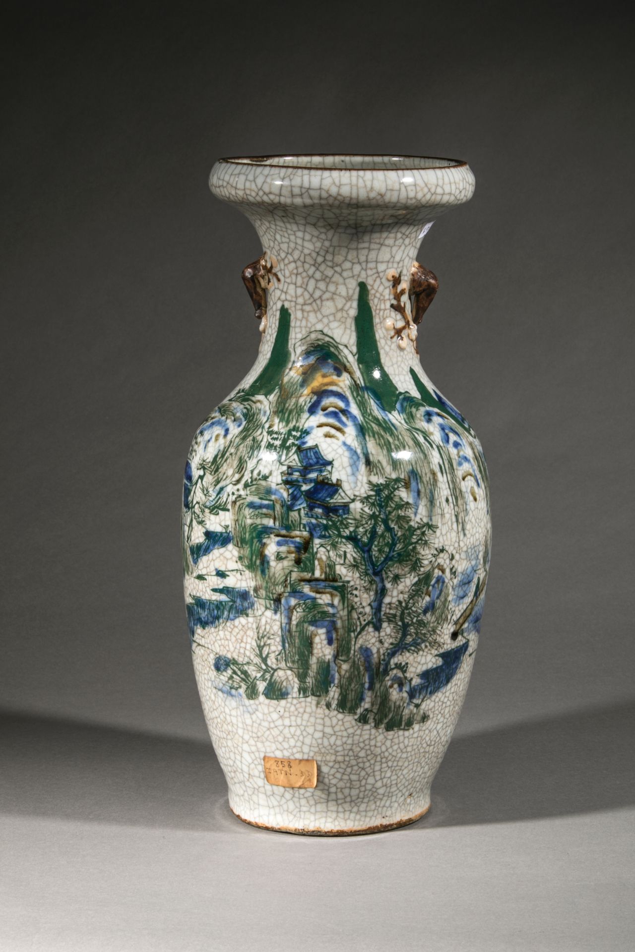 Vase balustre en porcelaine de Nankin décoré d'un paysage montagneux sur glaçure [...]