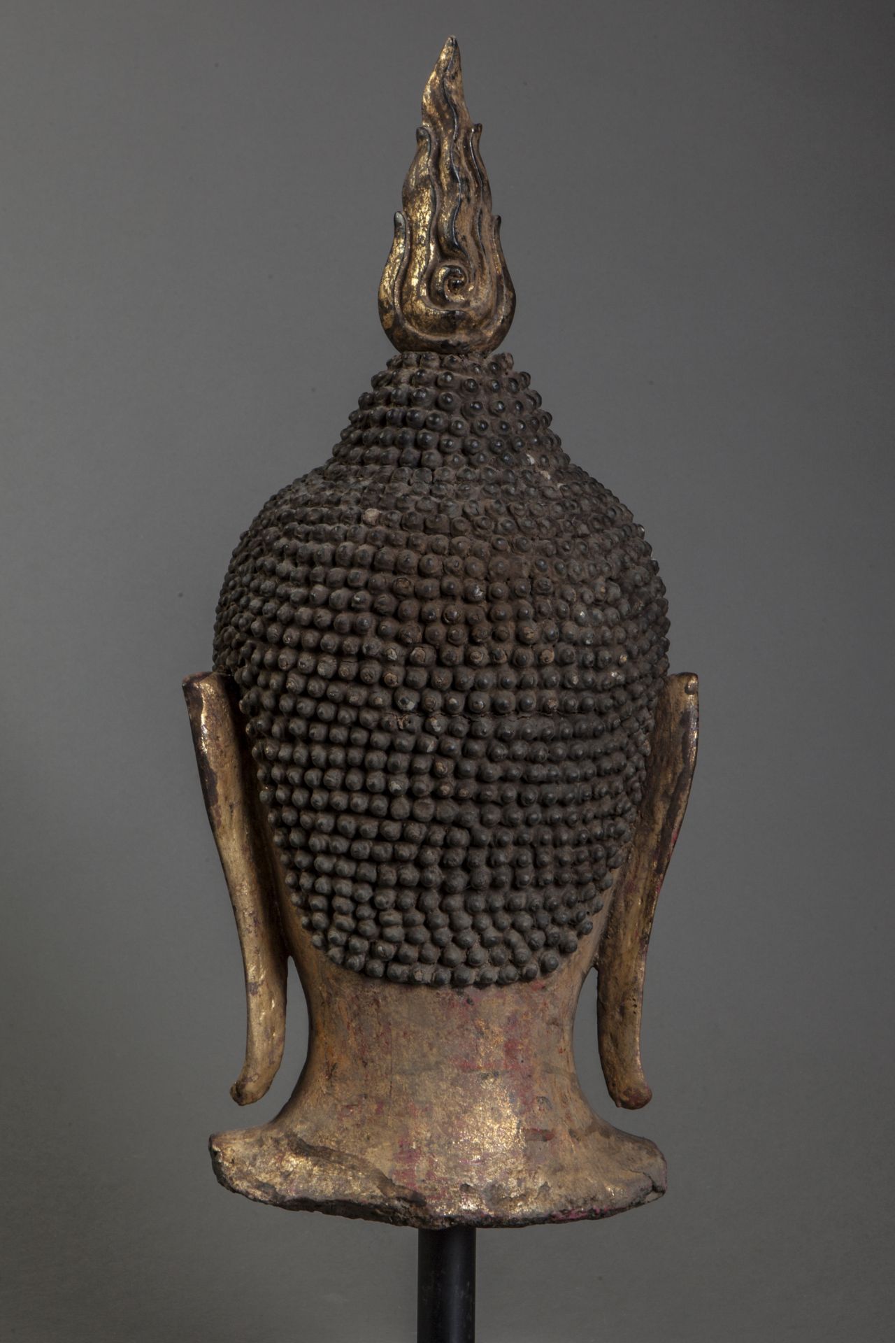 Tête de Buddha coiffée de fines bouclettes surmontée d'un haut rasmi. Bois laqué [...] - Bild 4 aus 4