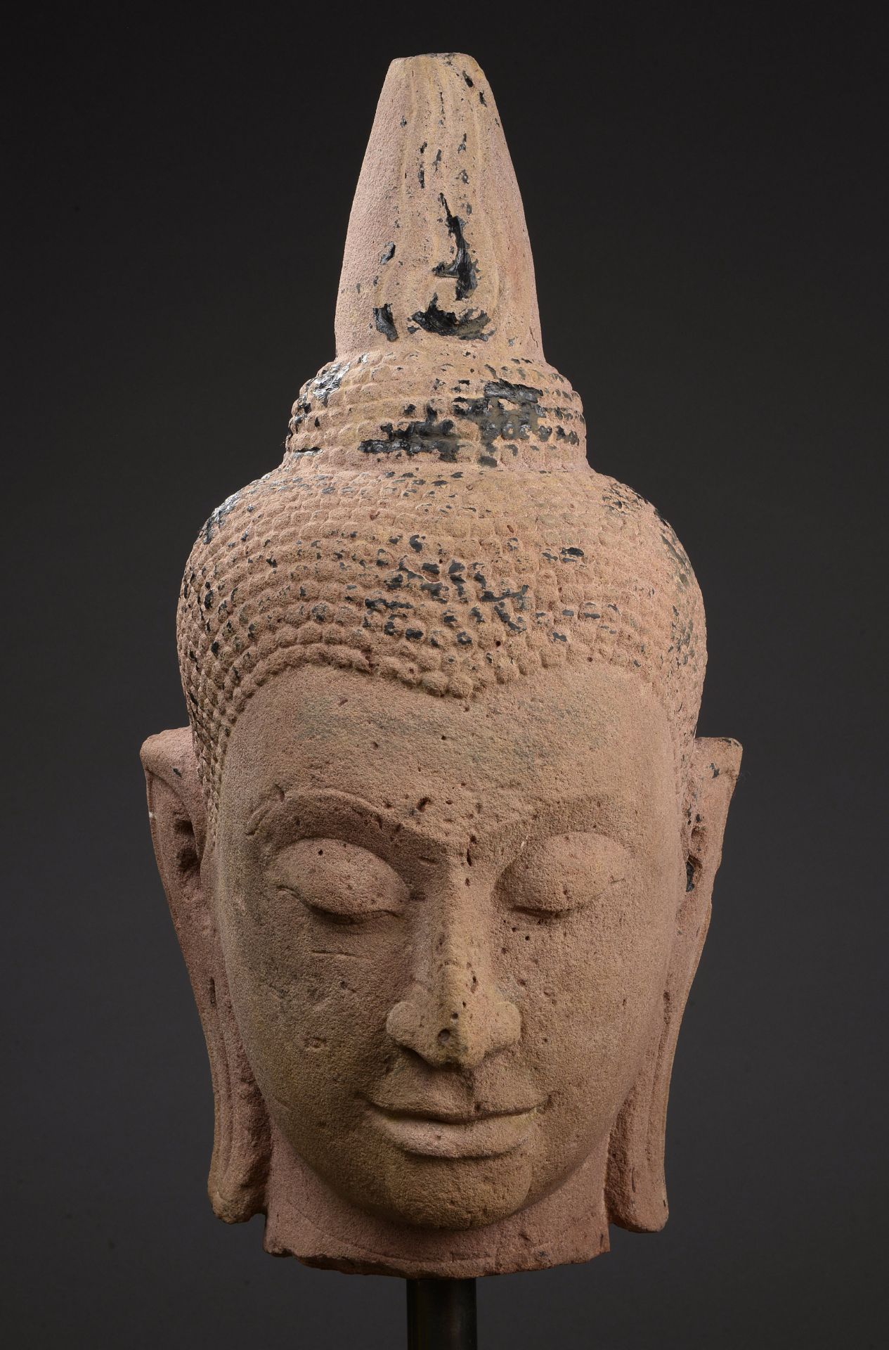 Rare tête de Buddha à la beauté juvénile et l'expression sereine les yeux mi clos [...]