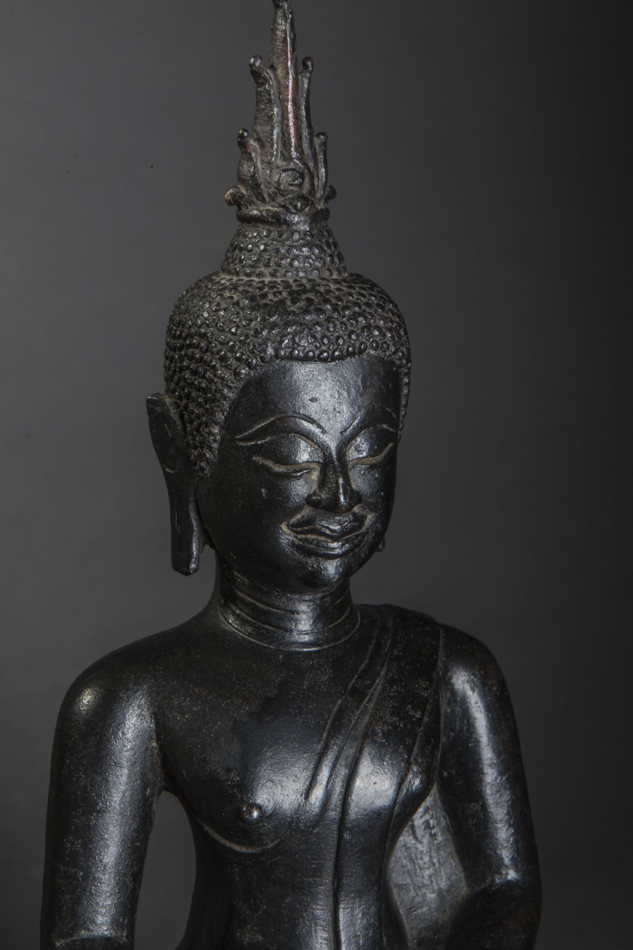 Buddha Maravijaya assis en virasana sur un haut socle lotiforme, la main droite en [...] - Bild 4 aus 4