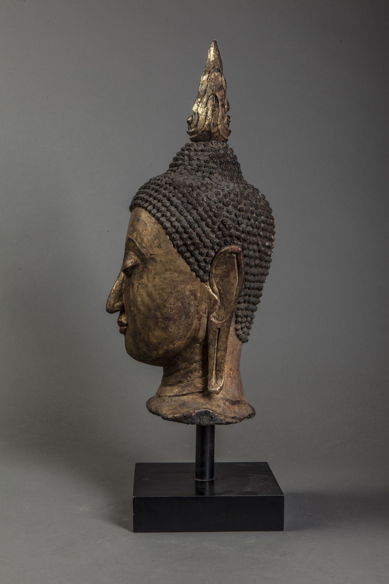 Tête de Buddha coiffée de fines bouclettes surmontée d'un haut rasmi. Bois laqué [...] - Bild 2 aus 4