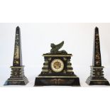 GARNITURE EN MARBRE NOIR "RETOUR D'EGYPTE" En marbre noir et onyx vert comprenant une [...]