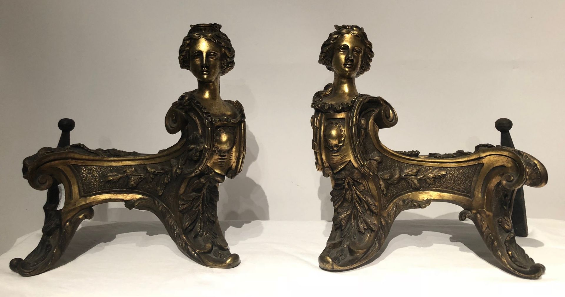 PAIRE DE CHENETS "A FIGURES FEMININES" REGENCE En bronze doré à motifs de têtes de [...]