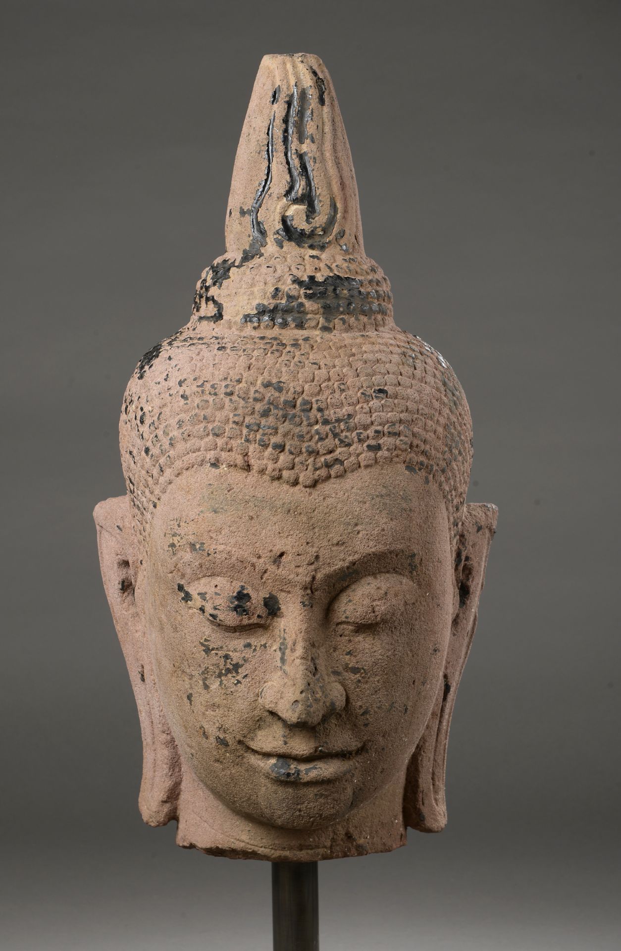 Rare tête de Buddha à la beauté juvénile et l'expression sereine les yeux mi clos [...] - Bild 2 aus 3