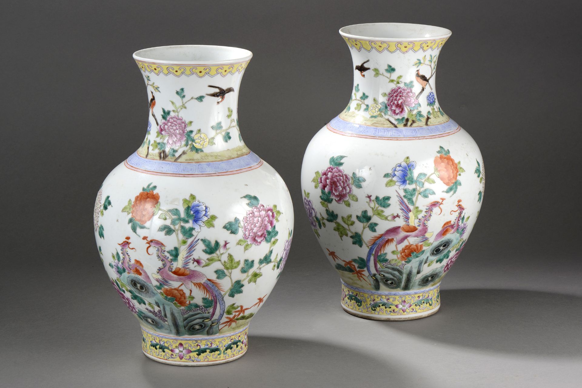 Paire de vases balustre en porcelaine de la famille rose décoré en émaux [...]