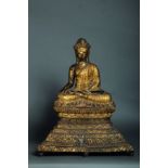 Buddha Maravijaya assis sur une base lotiforme supporté par un haut socle pyramidale [...]