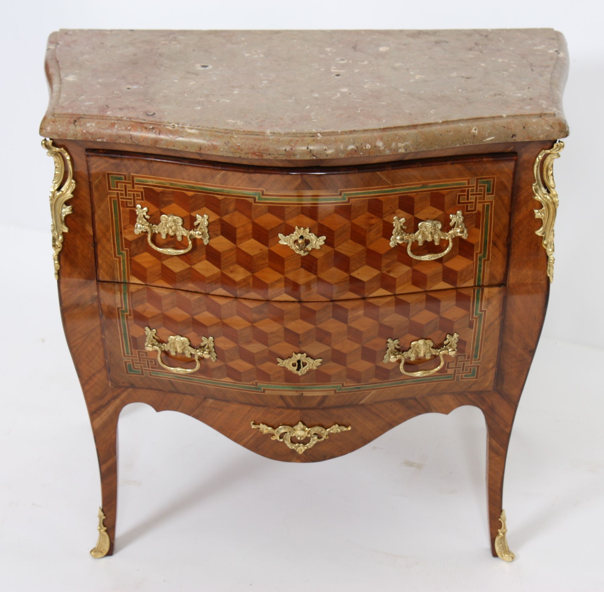 PETITE COMMODE D'ENTRE DEUX A MARQUETERIE DE CUBES LOUIS XV Galbée toute face, [...] - Bild 3 aus 4