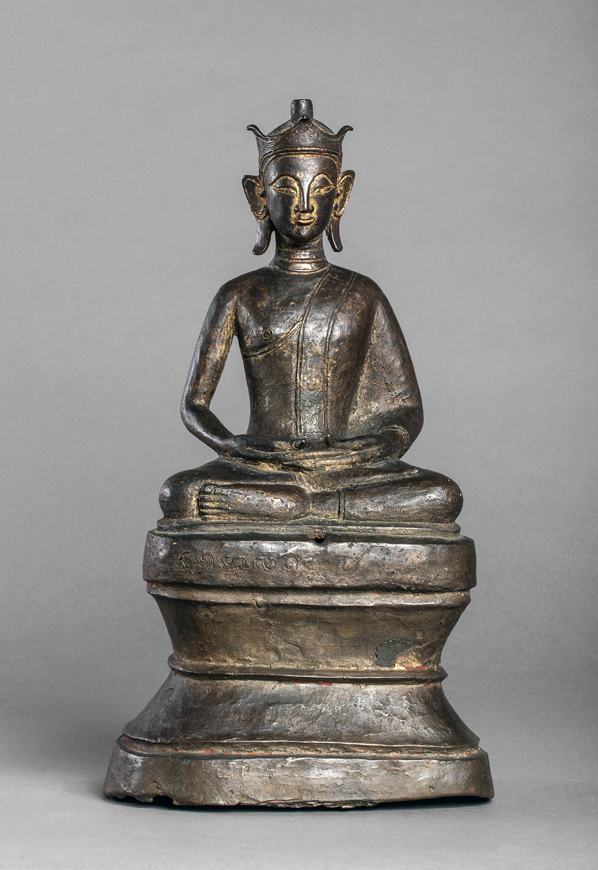 Buddha assis en dhyasana les mains jointes en méditation assis sur un haut tertre [...]