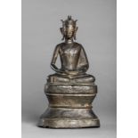 Buddha assis en dhyasana les mains jointes en méditation assis sur un haut tertre [...]