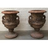 IMPORTANTE PAIRE DE VASES BALUSTRES EN TERRE CUITE En terre cuite, sur piedouche, à [...]