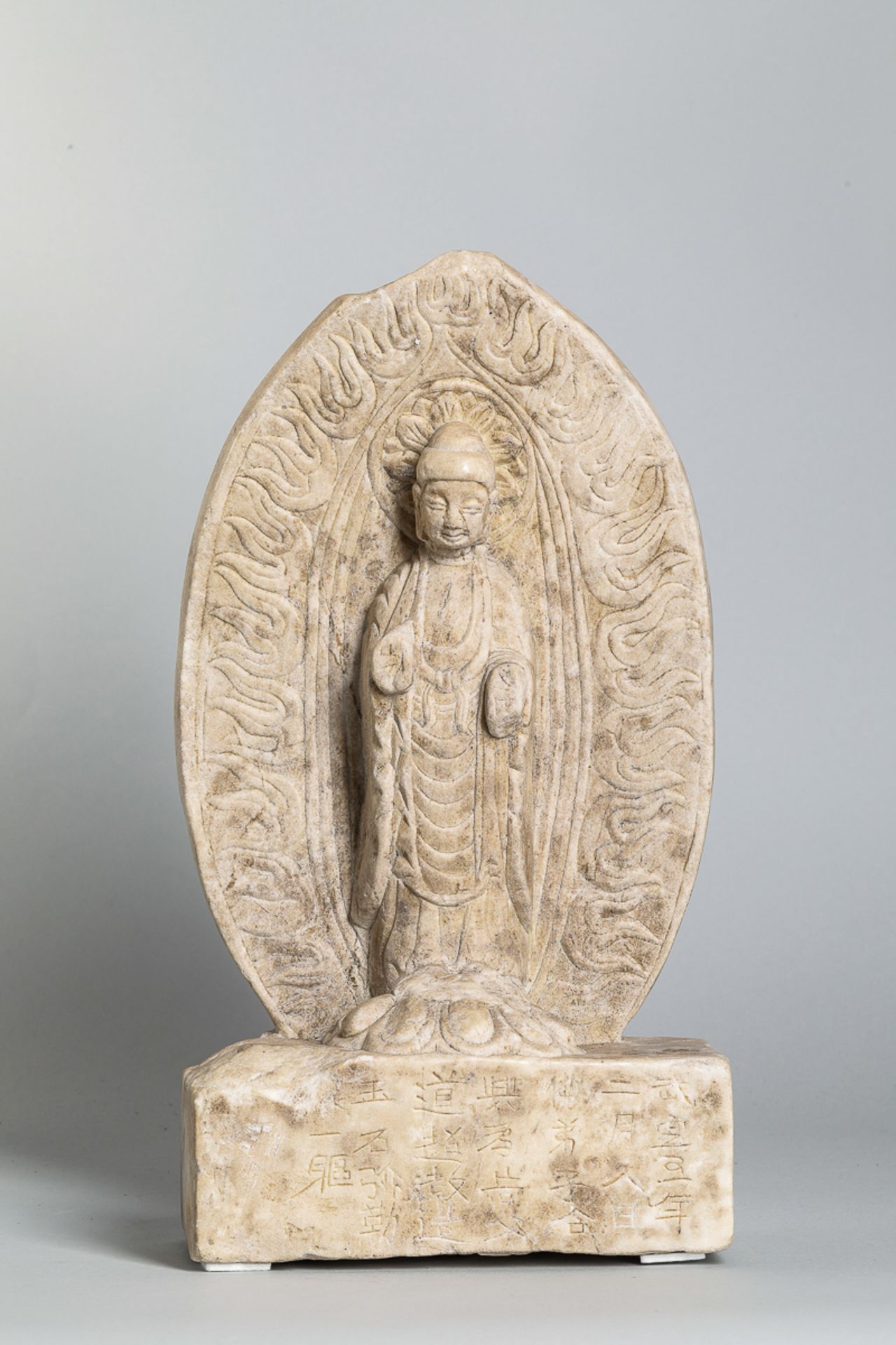 Stèle illustrant Buddha debout sur un tertre quadrangulaire les pieds reposant sur [...] - Bild 3 aus 5