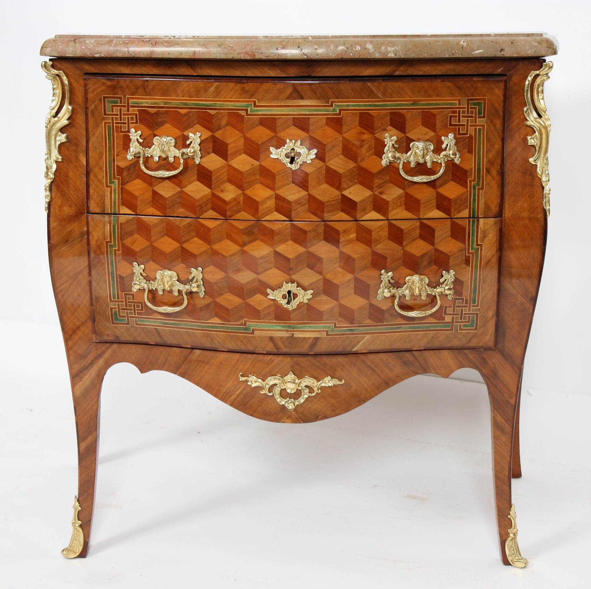 PETITE COMMODE D'ENTRE DEUX A MARQUETERIE DE CUBES LOUIS XV Galbée toute face, [...] - Bild 2 aus 4