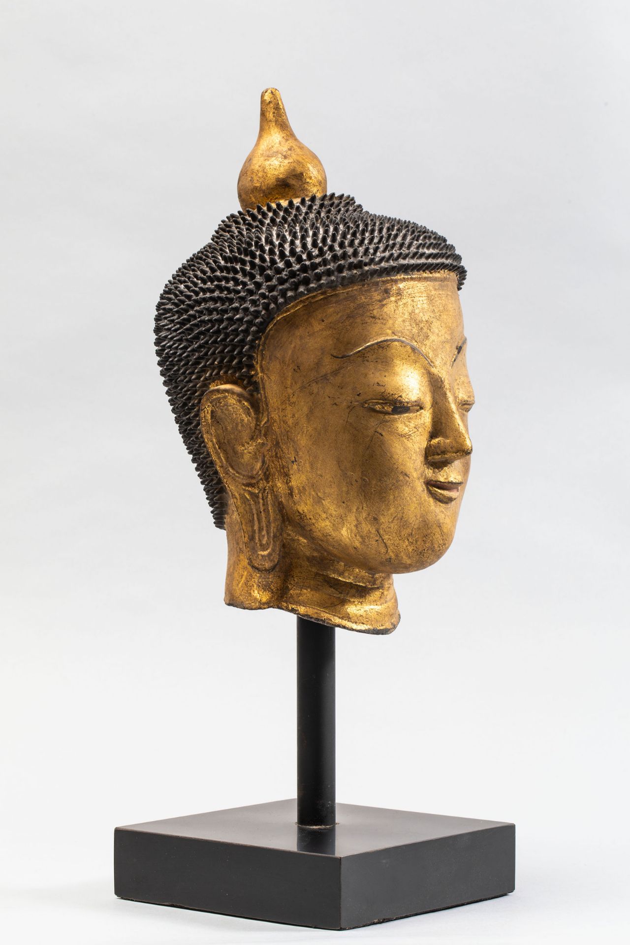 Tête de Buddha à l'expression sereine. Laque sec doré. Birmanie. Fin 19 ème [...] - Bild 2 aus 4
