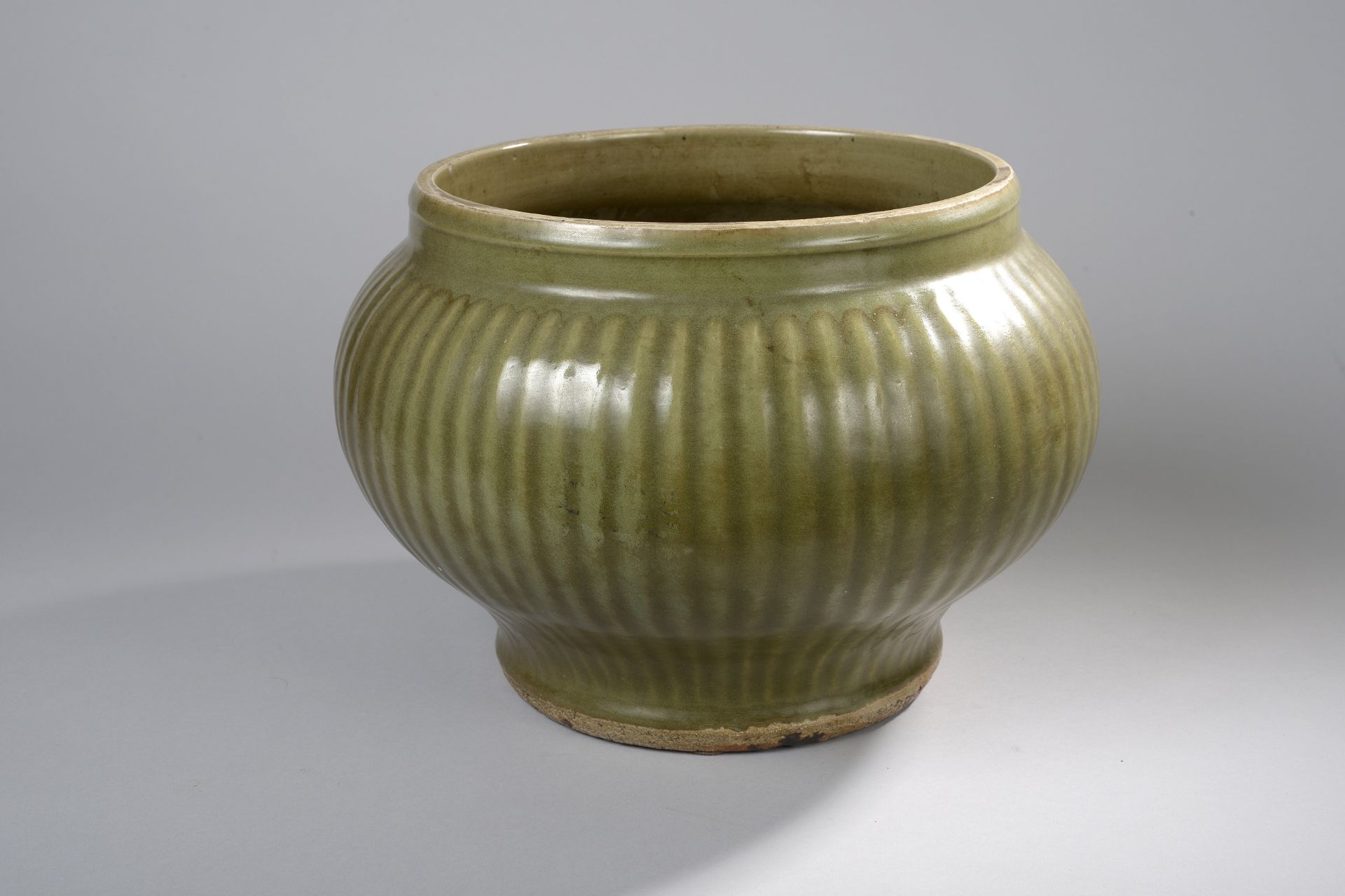 Large bouillon en porcelaine du longquan moulé sous couverte monochrome céladon de [...] - Bild 2 aus 2