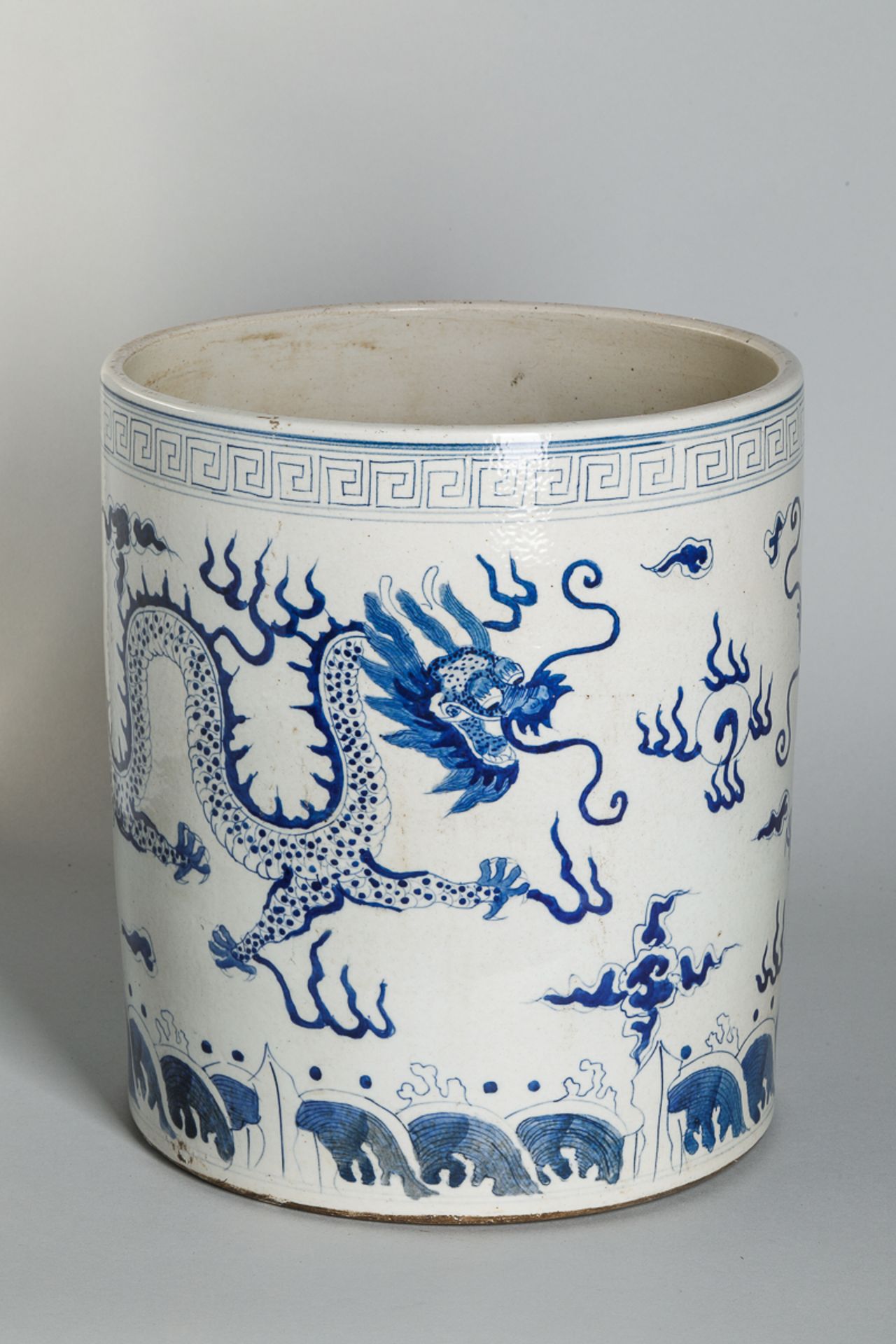 Large porte pinceau cylindrique en porcelaine blanche décoré en bleu cobalt sous [...] - Bild 5 aus 5