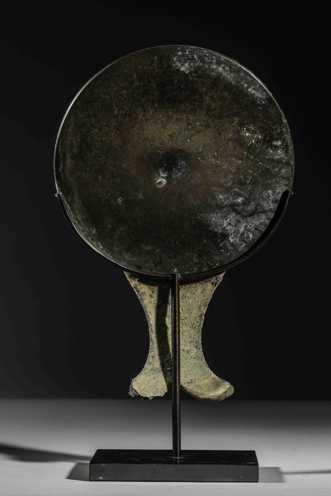 Miroir circulaire en bronze orné de cercles concentriques et tenon en queue de [...] - Bild 3 aus 3