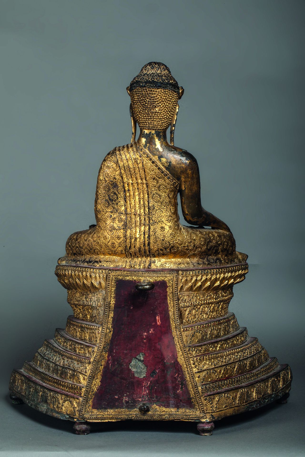 Buddha Maravijaya assis sur une base lotiforme supporté par un haut socle pyramidale [...] - Bild 2 aus 2
