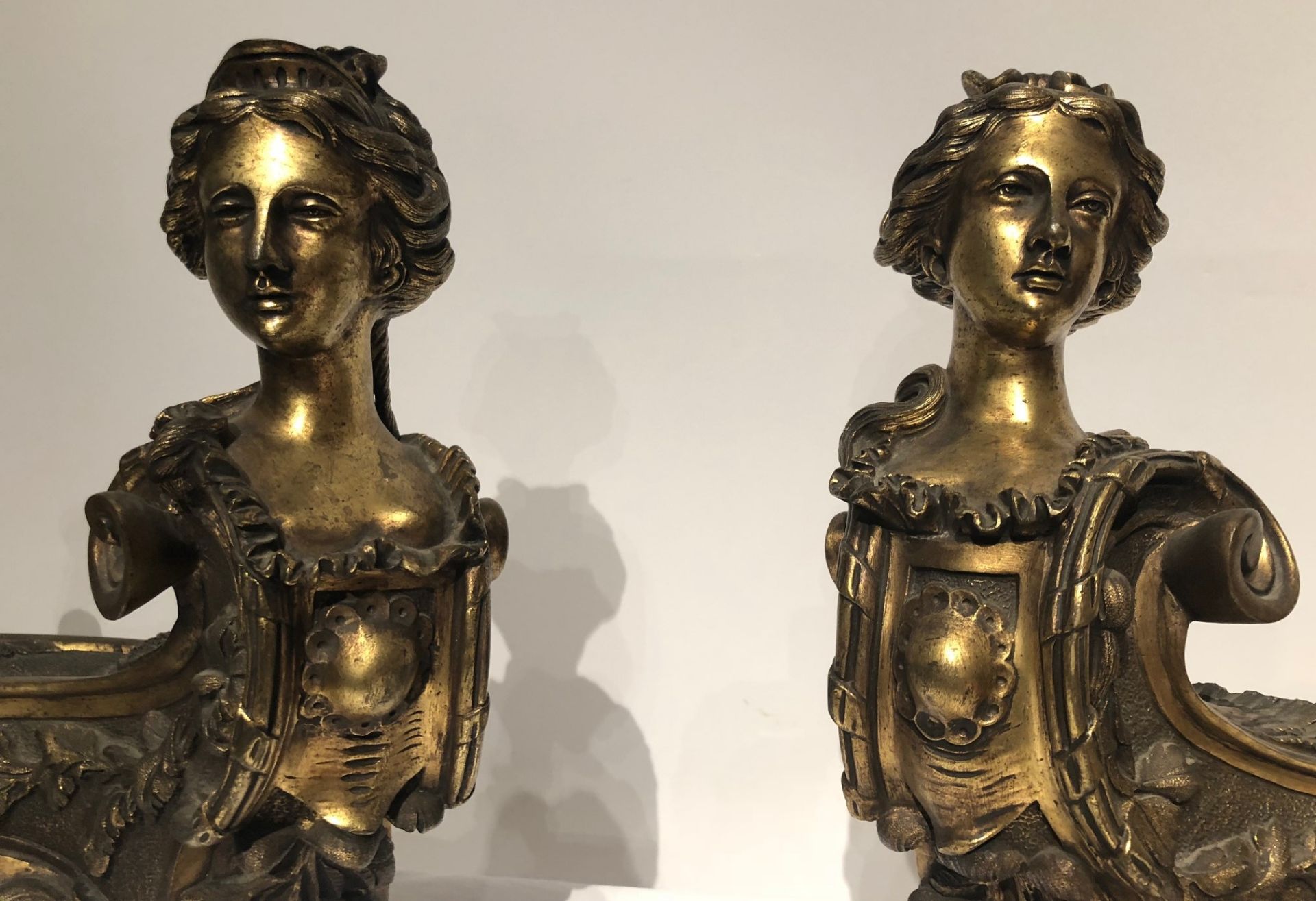 PAIRE DE CHENETS "A FIGURES FEMININES" REGENCE En bronze doré à motifs de têtes de [...] - Bild 3 aus 3