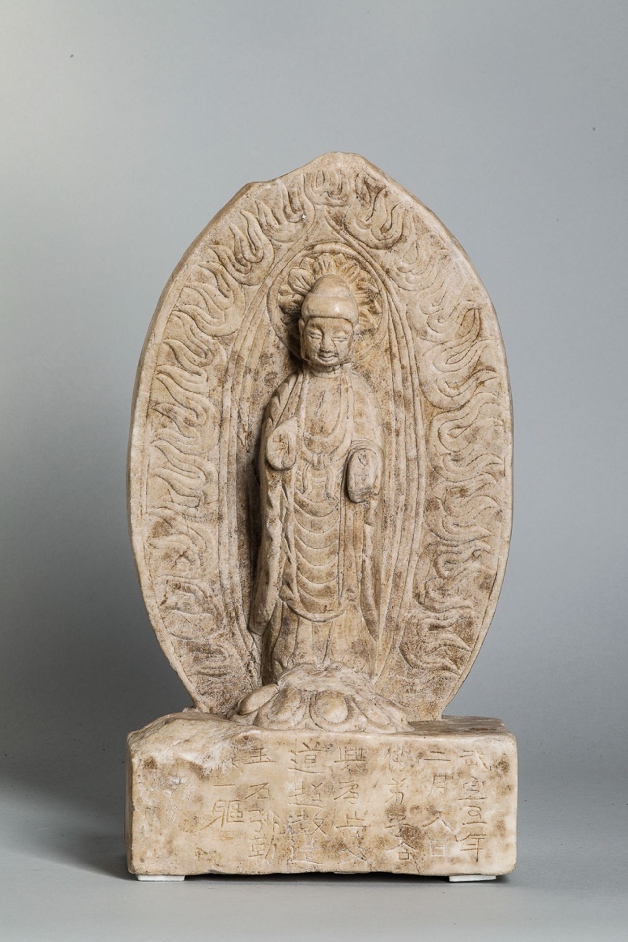 Stèle illustrant Buddha debout sur un tertre quadrangulaire les pieds reposant sur [...]