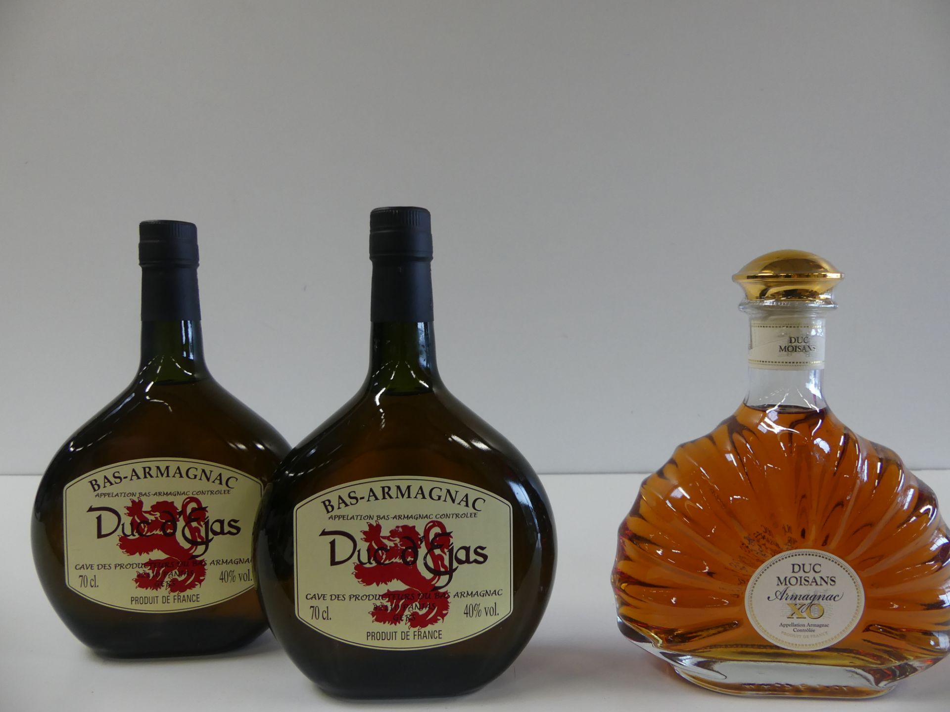 3 BTLES : 1 Carafe Armagnac XO Duc de Moisans 70 cl 40 % vol. ; 2 Flacons Bas [...]