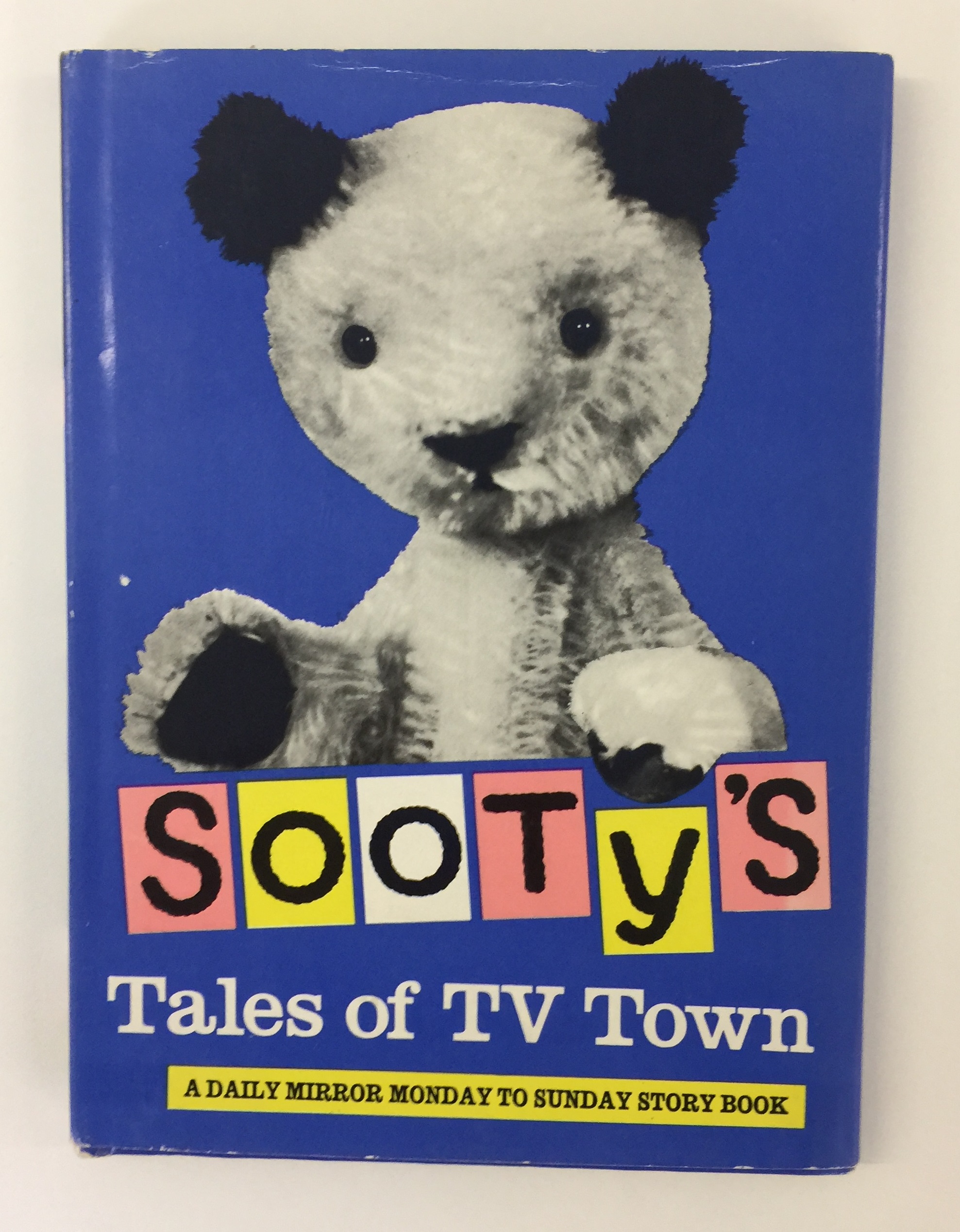 SOOTY HARRY CORBETT SIGNED - A daily Mirror Monday to Sunday story book - 'Sootys Tales of Tv Town' - Image 2 of 2