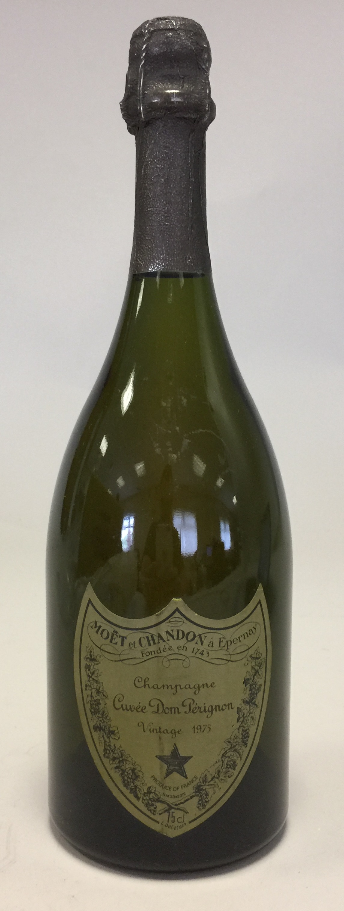 MOET AND CHANDON DOM PERIGNON 1975. A 75cl bottle of Moet et Chandon Cuvee Dom Perignon 1975. - Bild 2 aus 3