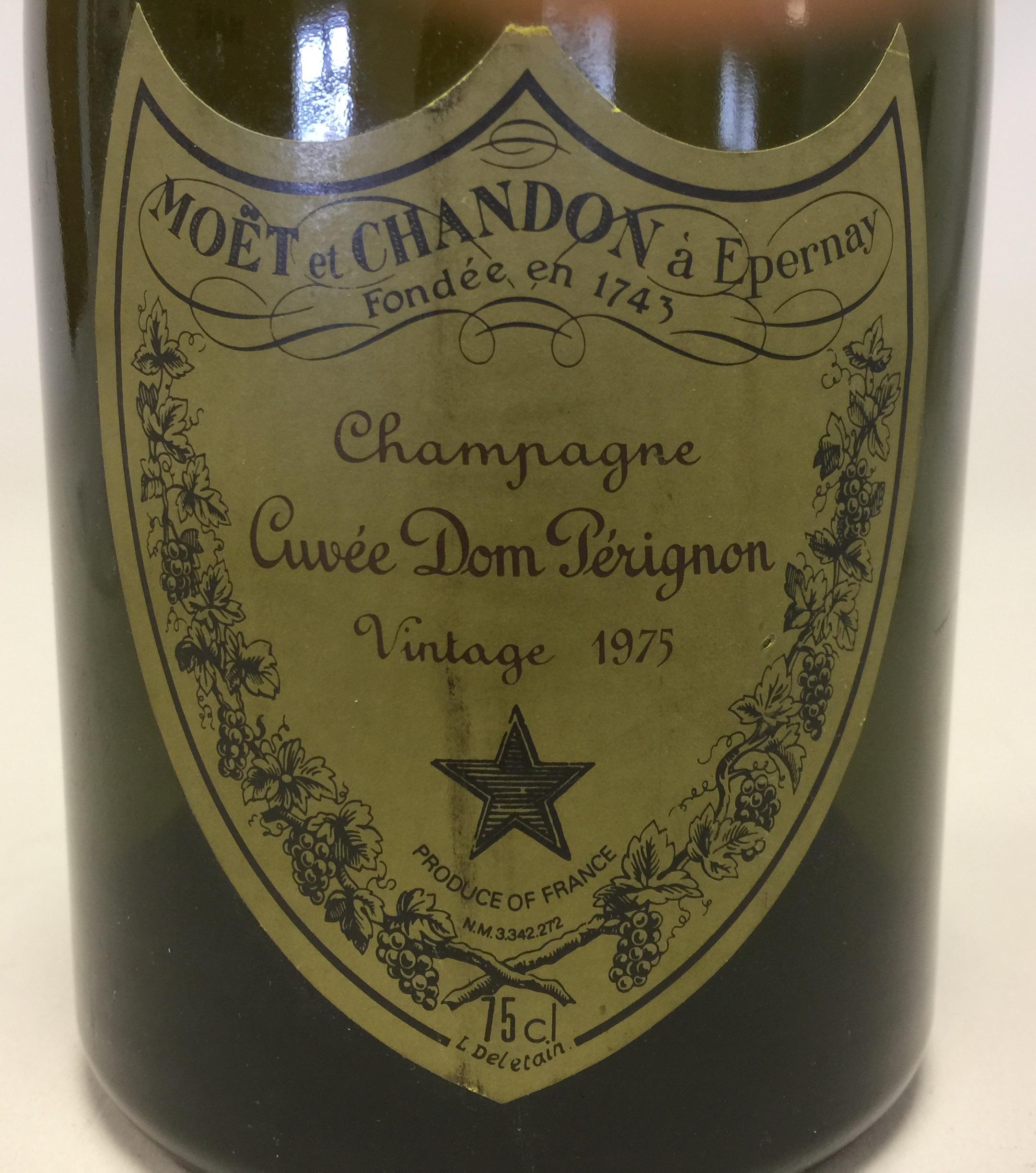 MOET AND CHANDON DOM PERIGNON 1975. A 75cl bottle of Moet et Chandon Cuvee Dom Perignon 1975. - Bild 3 aus 3