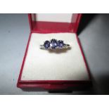 9 ct white gold ring set with three saphirres size 60 in presentation box 1 g