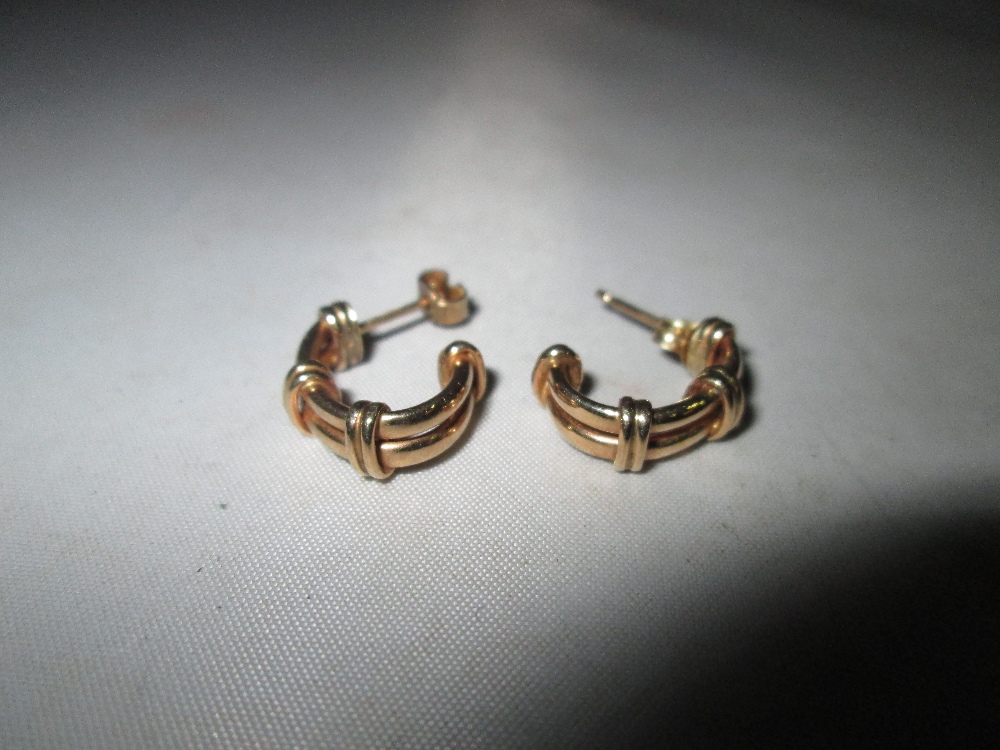 Pair of 9 ct gold earrings 2 g