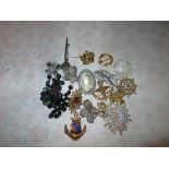 Costume jewellery : Brooches