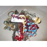 Bag of assorted costume jewellery : necklaces, bracelets etc.