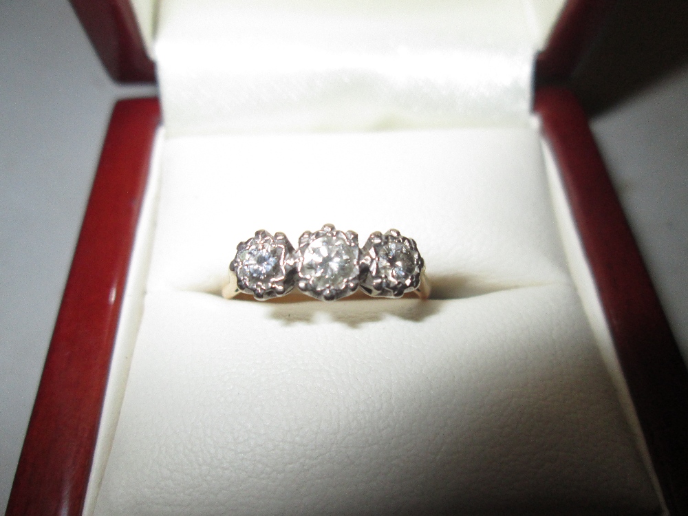 Good quality 18th ct gold ring set with three graduated diamonds 2. - Image 2 of 2