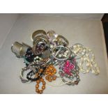Bag of assorted costume jewellery : necklaces, bracelets etc.