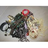 Bag of assorted costume jewellery : necklaces, bracelets etc.