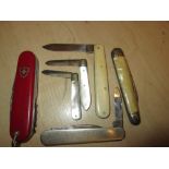 Penknives: 2 x silver bladed fruit knives & 4 others