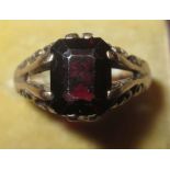 9 ct gold ring set with single square cut garnet size 60, 3.