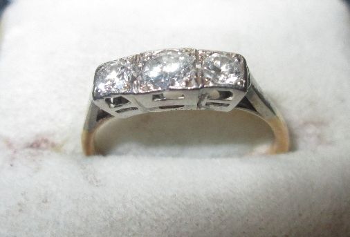 Good quality 18th ct gold ring set with three graduated diamonds 2.