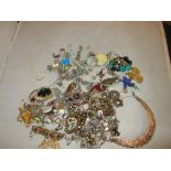 Bag of assorted costume jewellery : necklaces, bracelets, earings etc.