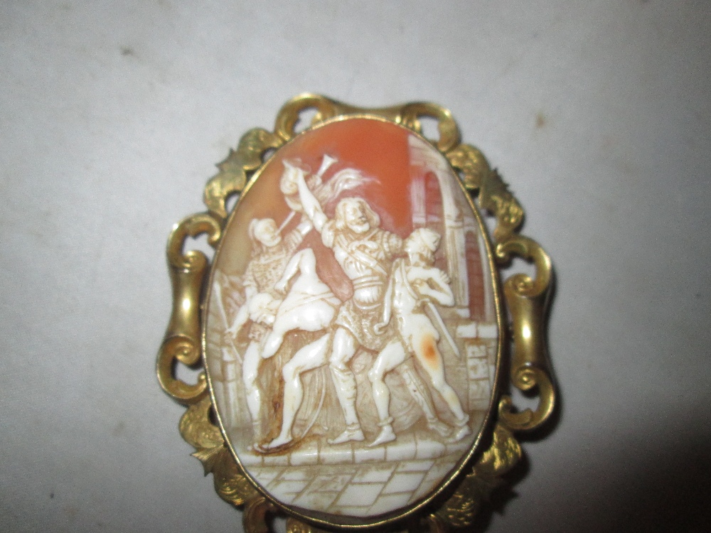 2 x Victorian cameo brooches (larger on pinchbeck) - Image 2 of 3