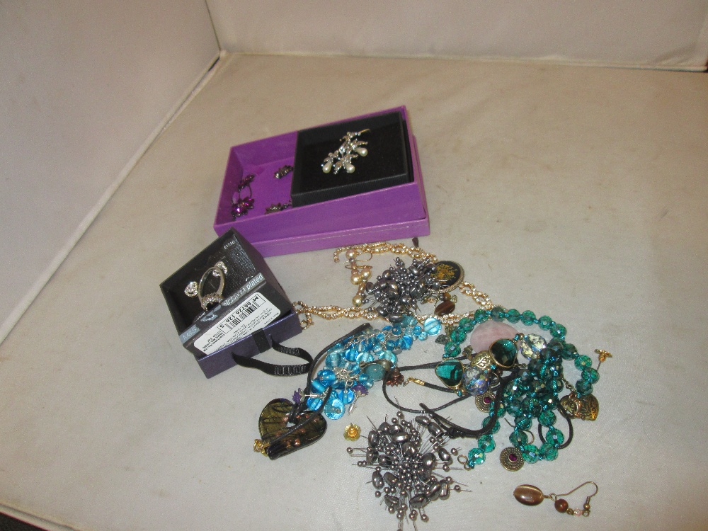 Bag of mixed costume jewellery, earrings, necklaces etc.